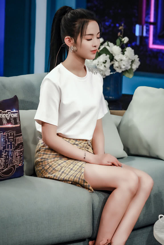 孟美岐和杨超越同框,一个爱秀腰,另一个爱秀腿,团粉都炸锅了