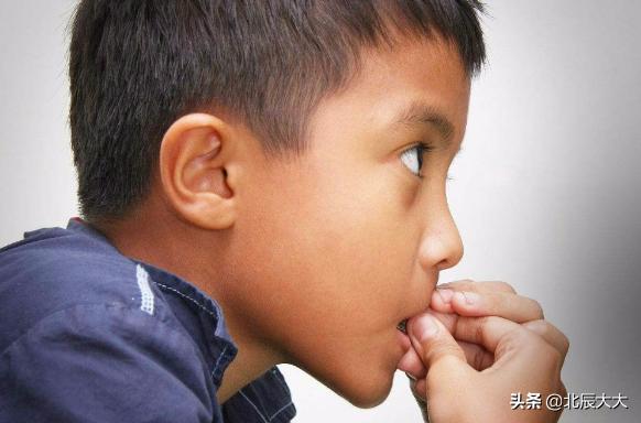 孩子喜欢咬手指怎么改,4岁孩子爱咬手指甲是怎么回事