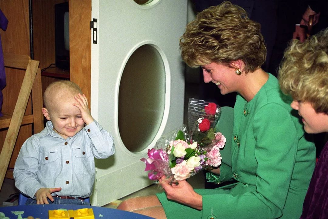 戴安娜王妃穿的什么牌子的鞋,戴安娜穿的什么鞋