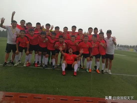 一脚踹开围栏进入学校,宝鸡中学跨栏