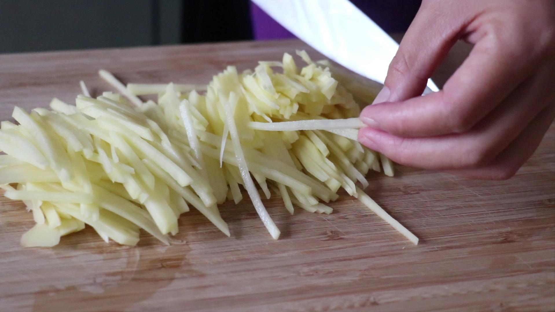 炒土豆丝不粘锅的方法,炒酸辣土豆丝放酱油就粘锅