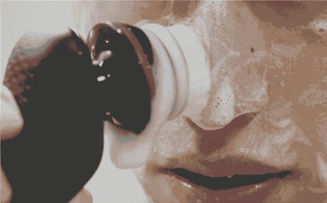 从鼻子里挤出来的白色物体是什么,鼻子上挤出来的白色分泌物是什么