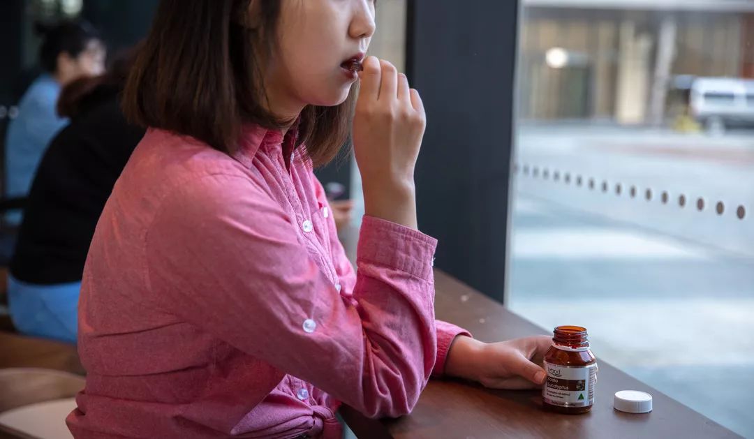 咽炎、干咳救命药！澳洲人的“肺部清道夫”！每天1片，堪比万元洗肺！再也不怕雾霾二手烟了