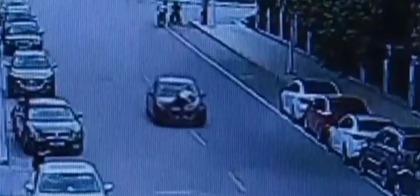 欠费上千万！万豪国际、诚基中心等小区被停电催费；一边说美一边践踏，济南画家村刚铺的草坪遭殃；问卷没按答案抄，家长被老师踢出群