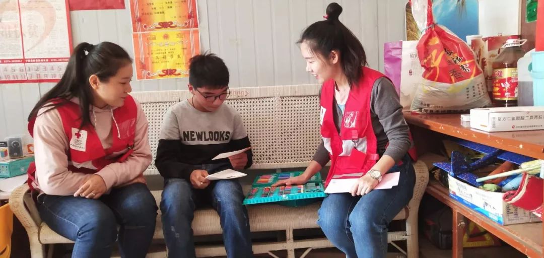 中国红基会与香港“黄福荣传爱基金”探访河南再障患儿