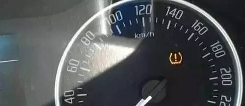 仪表盘上三大救命灯亮了赶紧停车,仪表盘故障灯亮了就停车了