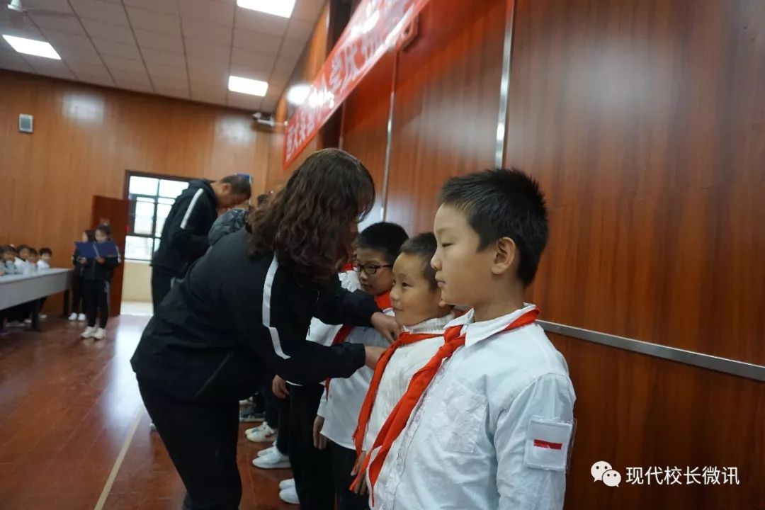 向国旗敬礼少先队建队日,致敬红领巾喜迎建队日