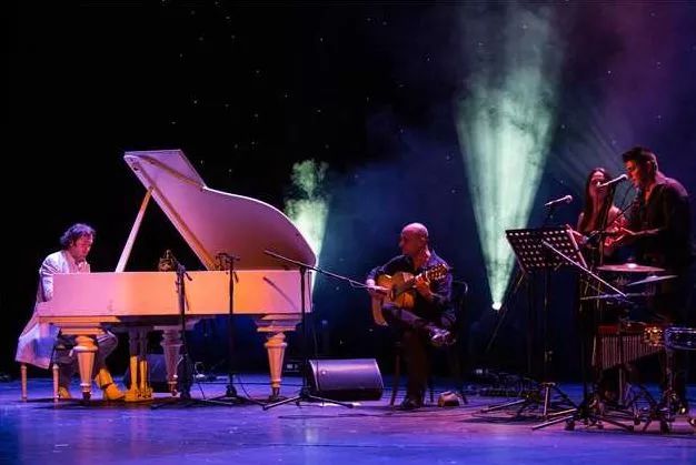 家门口看演出的快乐,家门口看大戏群众乐开怀