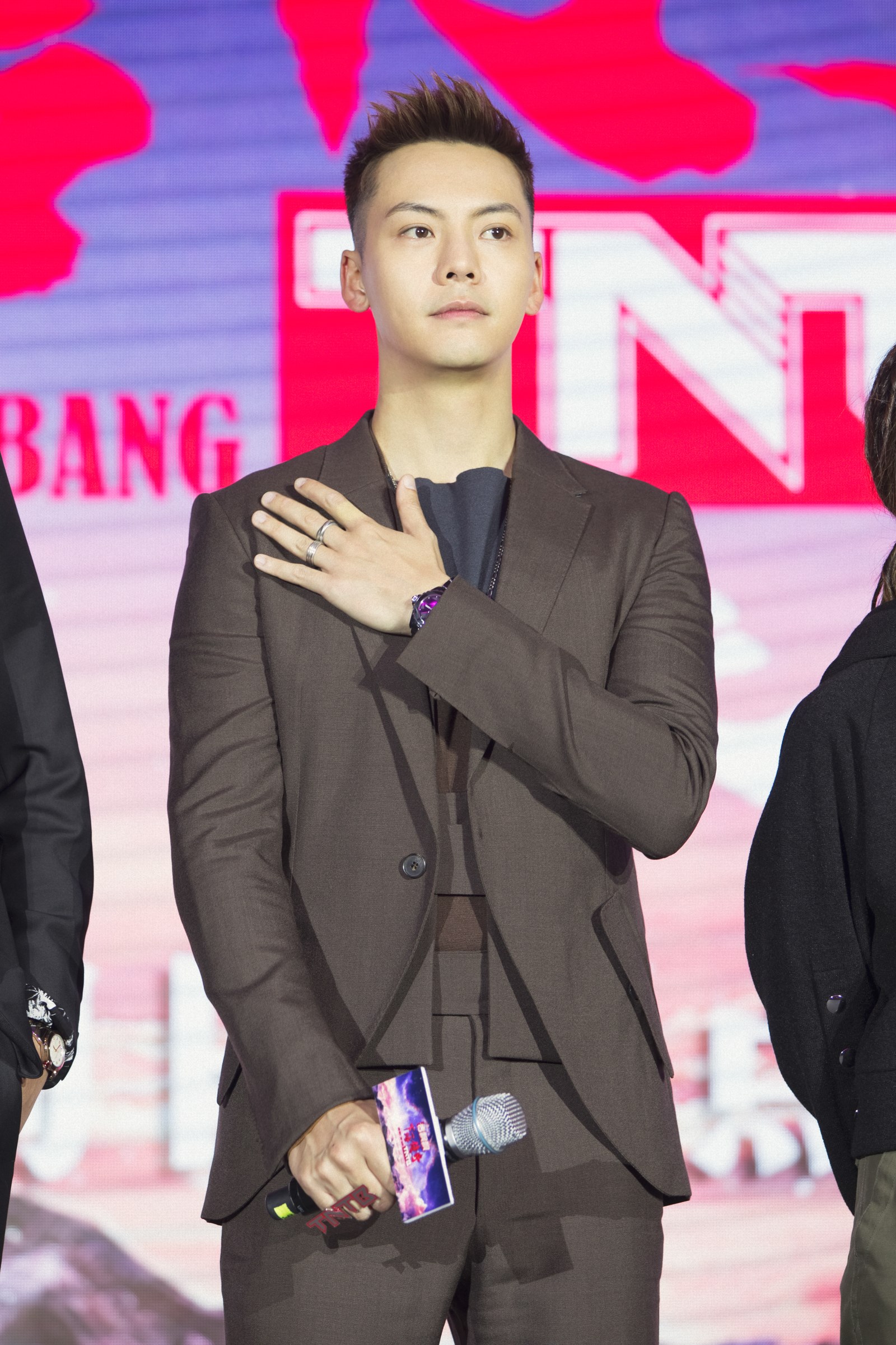 陈伟霆下一站传奇发布会,陈伟霆吃肠粉