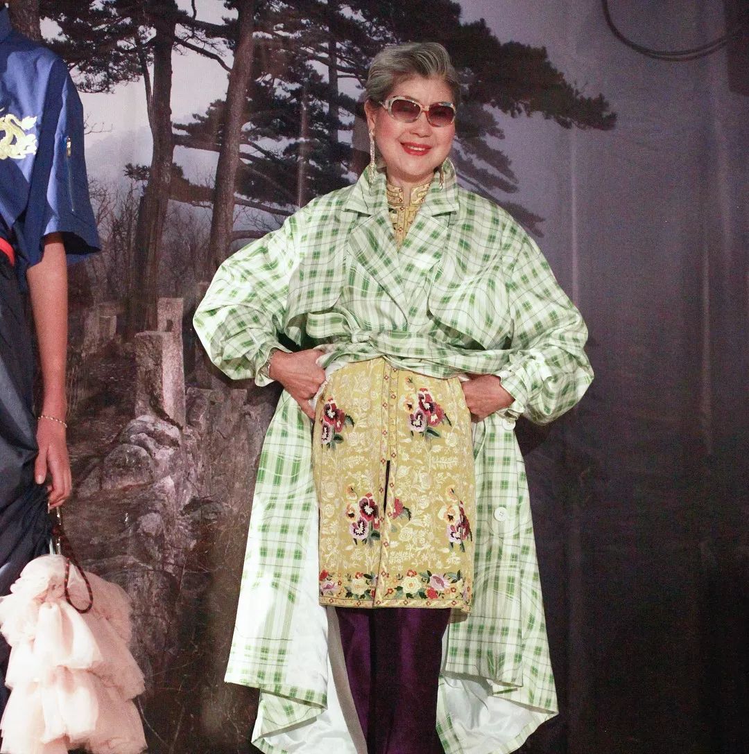 中国大妈才是地球上最敢穿的街头王者!当红时尚单品都是你妈玩剩下的