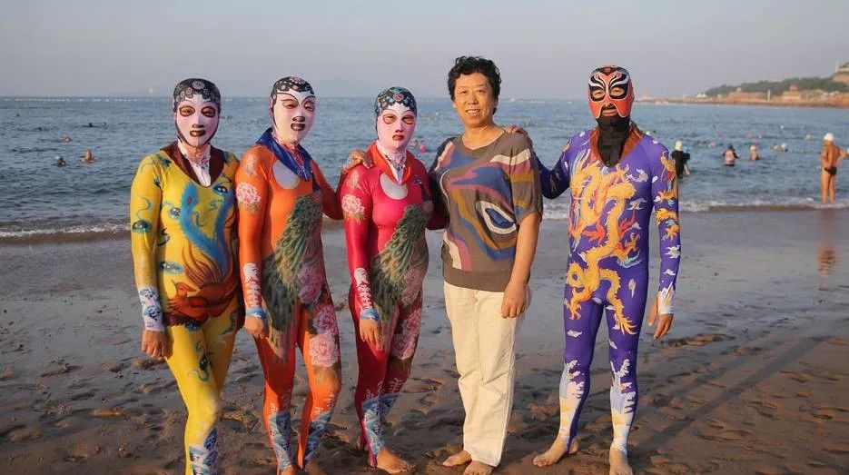 中国大妈才是地球上最敢穿的街头王者!当红时尚单品都是你妈玩剩下的