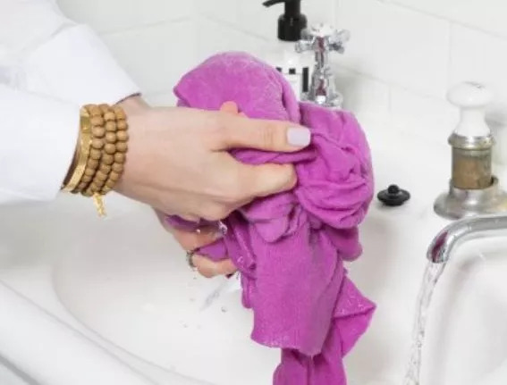 毛衣领口松垮怎样穿根带子,毛衣领口松垮怎么修复最简单的