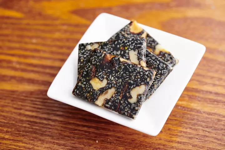 阿胶糕是什么做的吃了有什么好处,常年吃阿胶糕的好处你都知道吗