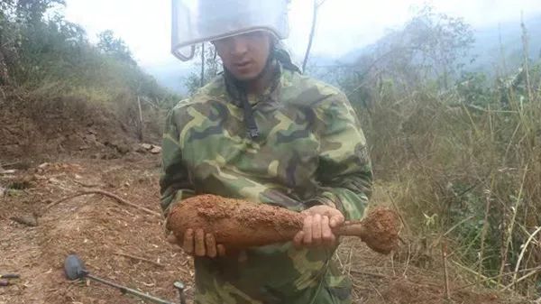 27岁战士扫雷时遇爆炸失去双手双眼，一句话让人泪崩