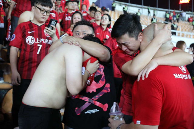 800张不同面孔，一颗冠军的心！今晚会是圆梦的时刻吗？