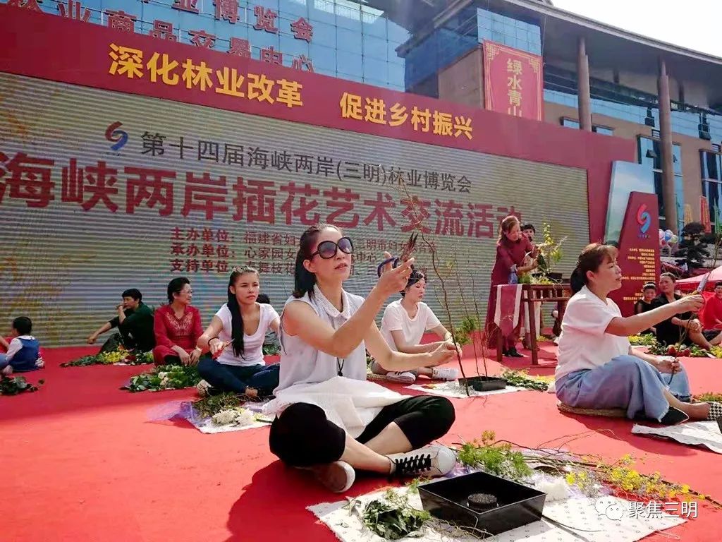 林博会上插花艺术家现场教你插花，还有50多件花艺大师作品亮相！