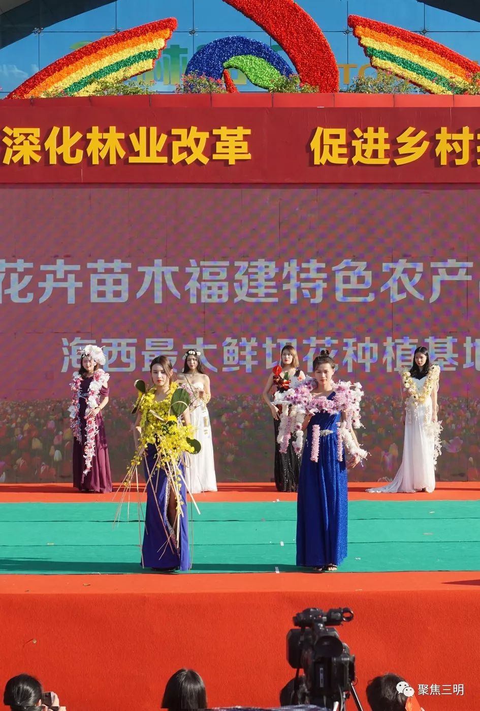 林博会上插花艺术家现场教你插花，还有50多件花艺大师作品亮相！