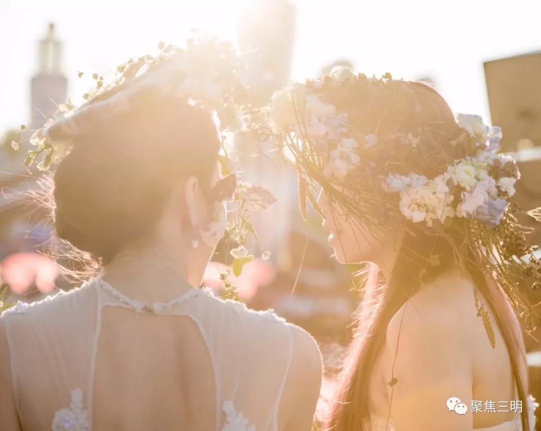 林博会上插花艺术家现场教你插花，还有50多件花艺大师作品亮相！