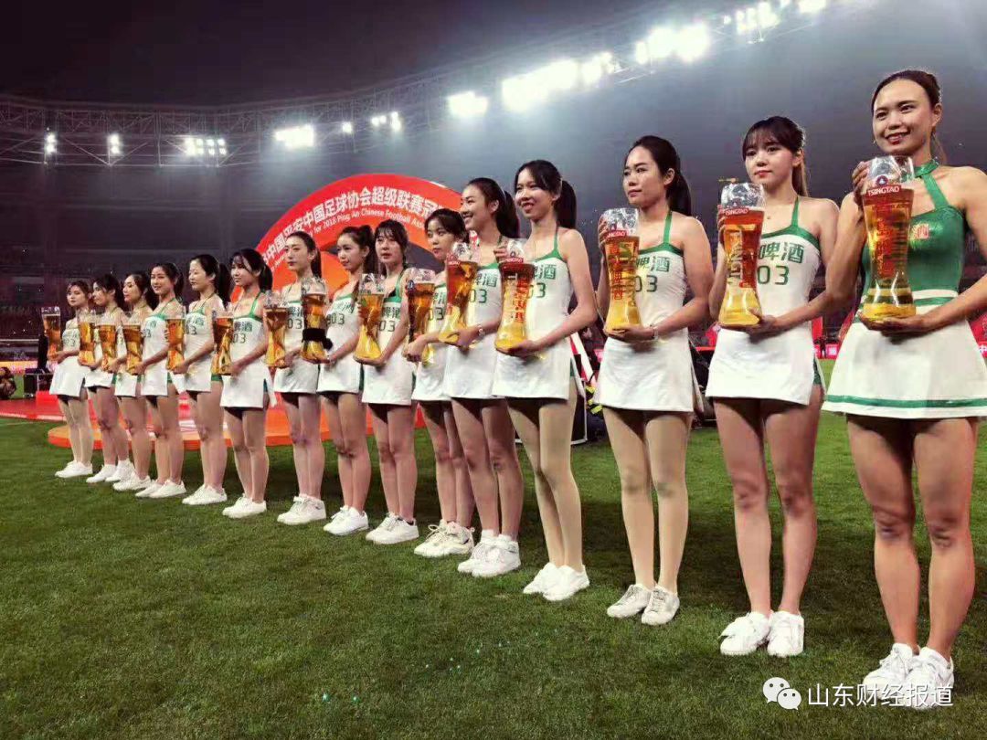 上港夺冠庆功宴武磊人气爆棚,上海上港夺冠啤酒