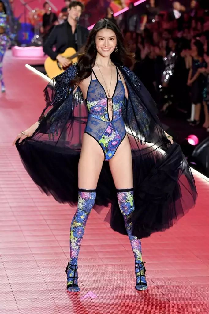 维秘年度“丑”秀落幕，我只记住了各种美好肉体……和东北大花袄！