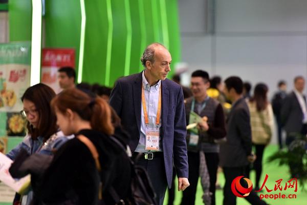 一位英国展商的进博会六天:拎着两罐奶粉签约