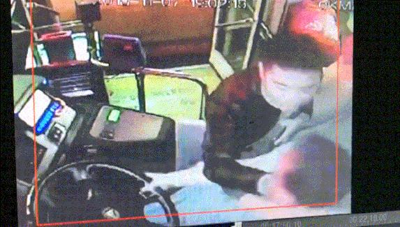 公交车上醉酒男子掐住司机脖子,醉酒男坐公交被掐脖子