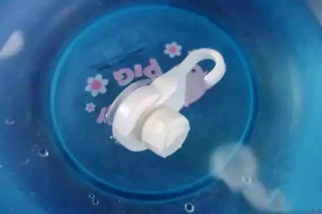 挂钩挂门框上老是掉下来怎么办,家里的挂钩很难摘掉怎么办