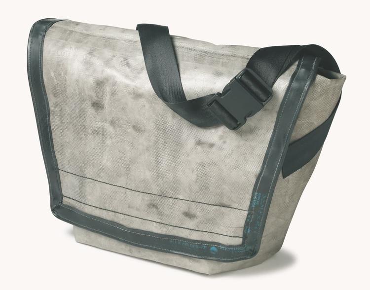 把废料做成流行的瑞士包袋Freitag，贩卖的到底是什么？｜市场发明家