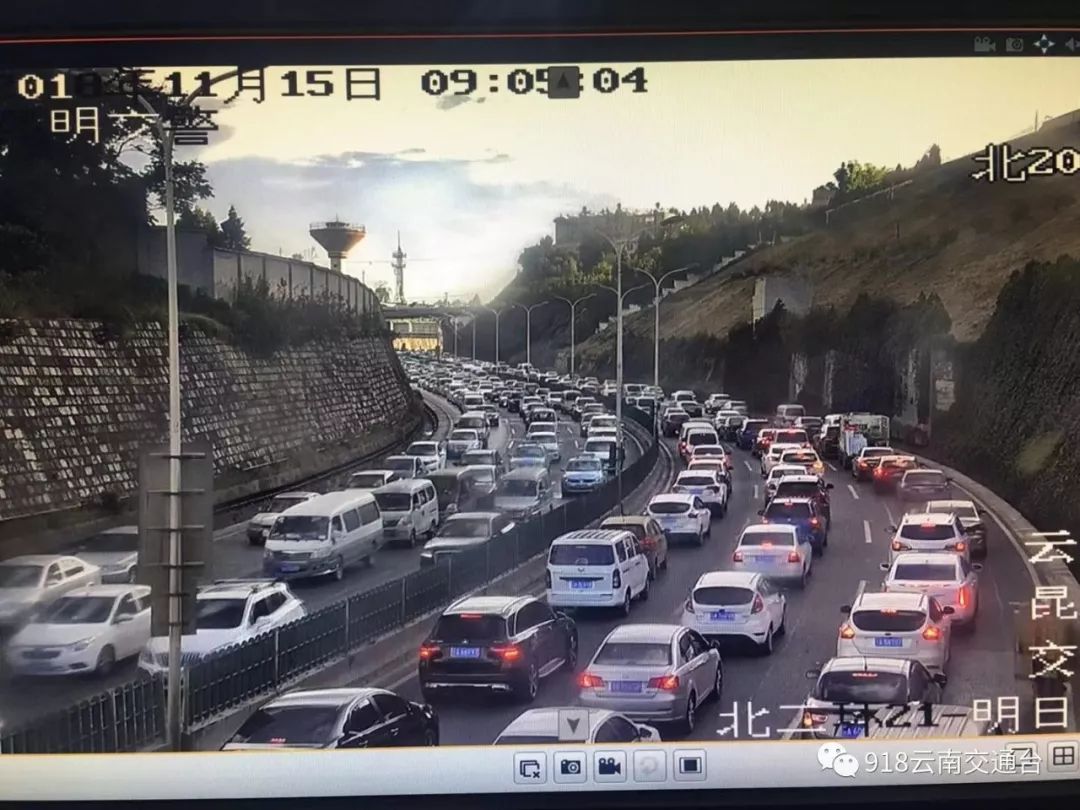 云南昭通二环路货车侧翻,昆明官南大道货车侧翻