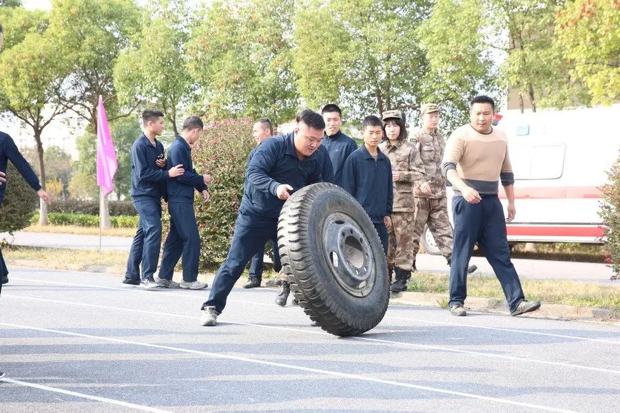 解放军运动会扛着炮跃过障碍,直击军体运动会