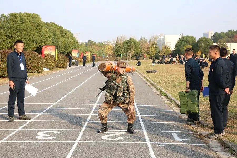 解放军运动会扛着炮跃过障碍,直击军体运动会