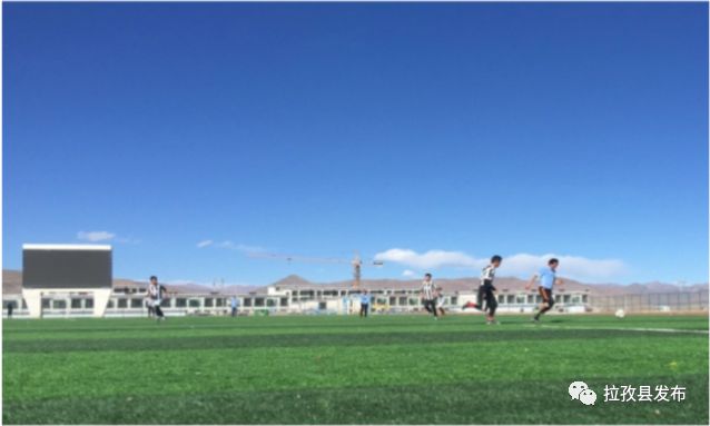 「友谊比赛」拉孜县曲玛乡中心小学与拉孜镇中心小学开展足球友谊比赛活动