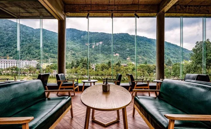 自称“射鸡师”！这个“不太正经”的设计师把酒店开了半个中国，今年终于到杭州了！