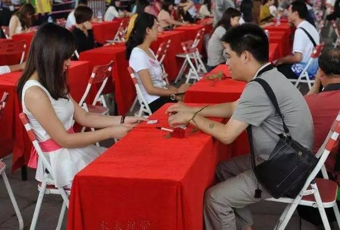 相亲给女方发了50元红包,相亲男发了6.1红包给我