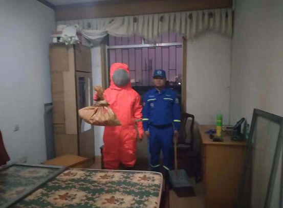 江西一居民家中惊现巨型马蜂窝,贵州家里惊现巨型马蜂窝