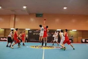 打篮球比赛有奖品,打篮球秀爆全场