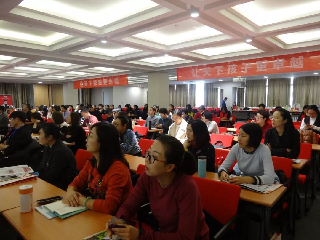 好家风育英才家庭教育讲座,传承好家风做家庭教育的传播者