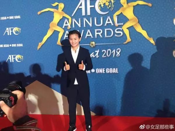王霜中国女子金球奖,中国女足头牌王霜喜捧亚洲杯冠军