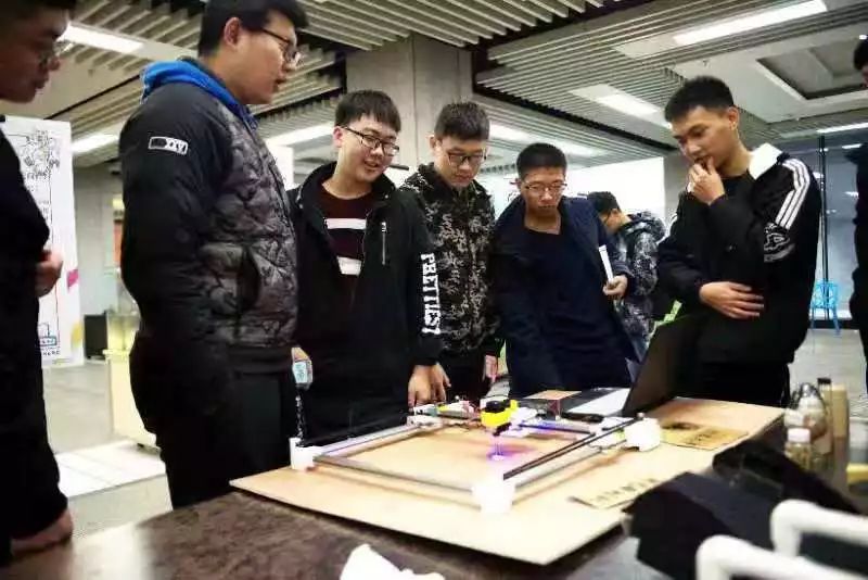 酷，哈工程创客“小鲜肉们”惊艳了时光的发明来了