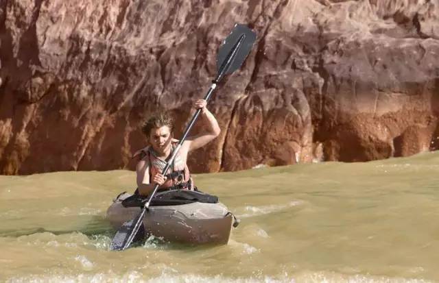 那个开着旅行咖啡车的女孩，暂别荒野重返都市