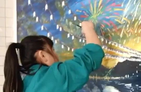 保洁阿姨画黑板报视频,保洁阿姨水平高黑板报画出3d效果