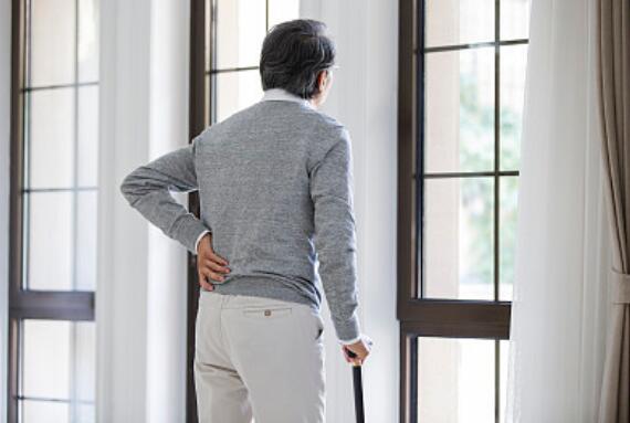 打个喷嚏闪了腰要去医院吗,一个喷嚏闪了腰