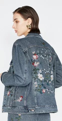 别再穿黑色了，这个颜色今年超流行，百搭时髦还显白显气质