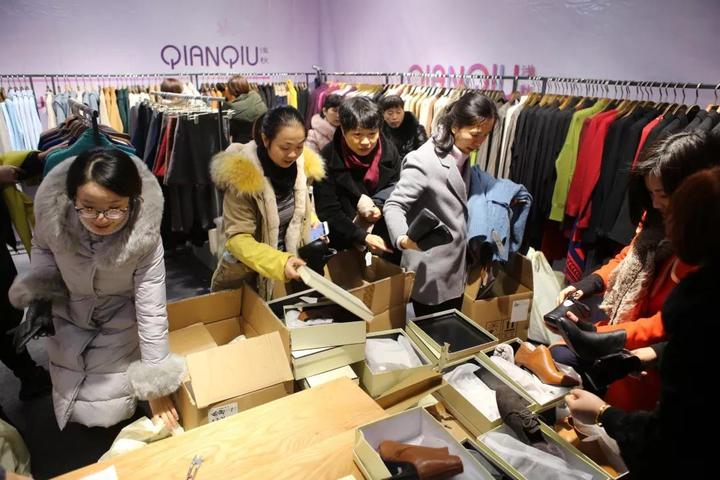 2019年中国濮院时尚购物节开幕,桐乡市衣柜