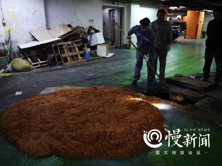 江北观音桥捞地沟油,饭店门口大白天回收地沟油