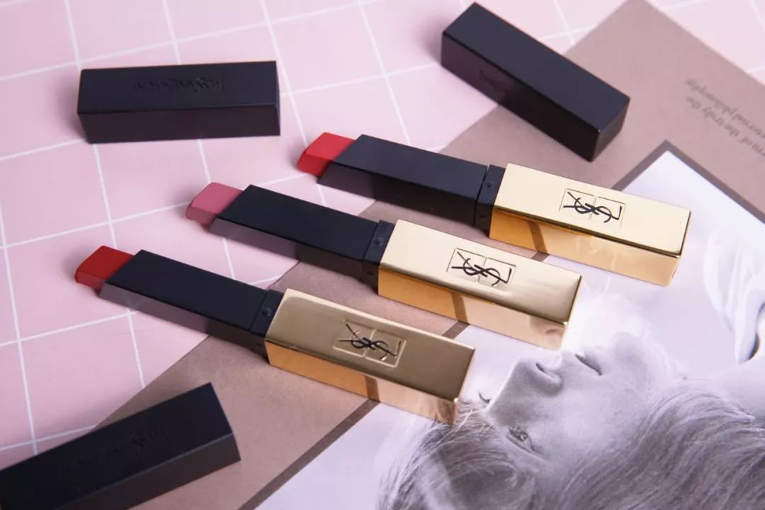 好想尝尝你的口红的味道,不停的舔口红