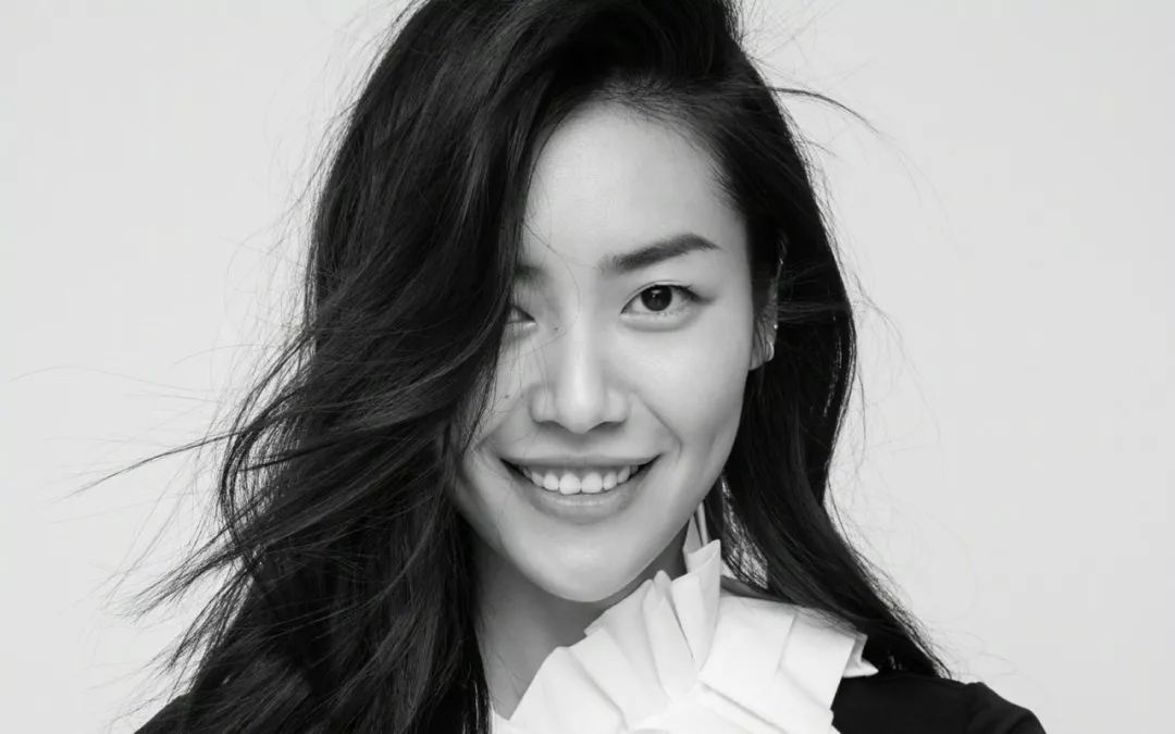 代购的冬天来了，新电商法即将实施；加拿大鹅内地首家店暂缓开业logo被遮；刘雯跌出全球收入最高前十名模