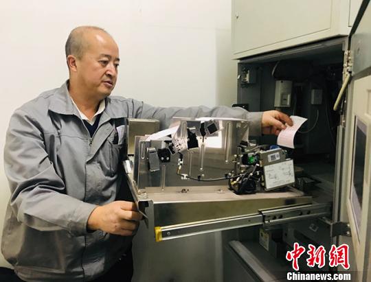 探秘ATM机加钞员：日行百公里路途看景抵孤独