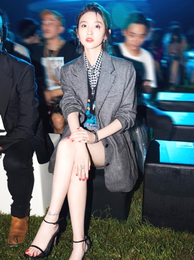 唐艺昕在熟年里的西服穿搭,唐艺昕穿刺绣西装