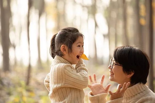 儿童女孩裤子有异味正常吗,女童裤子上有血丝是什么原因
